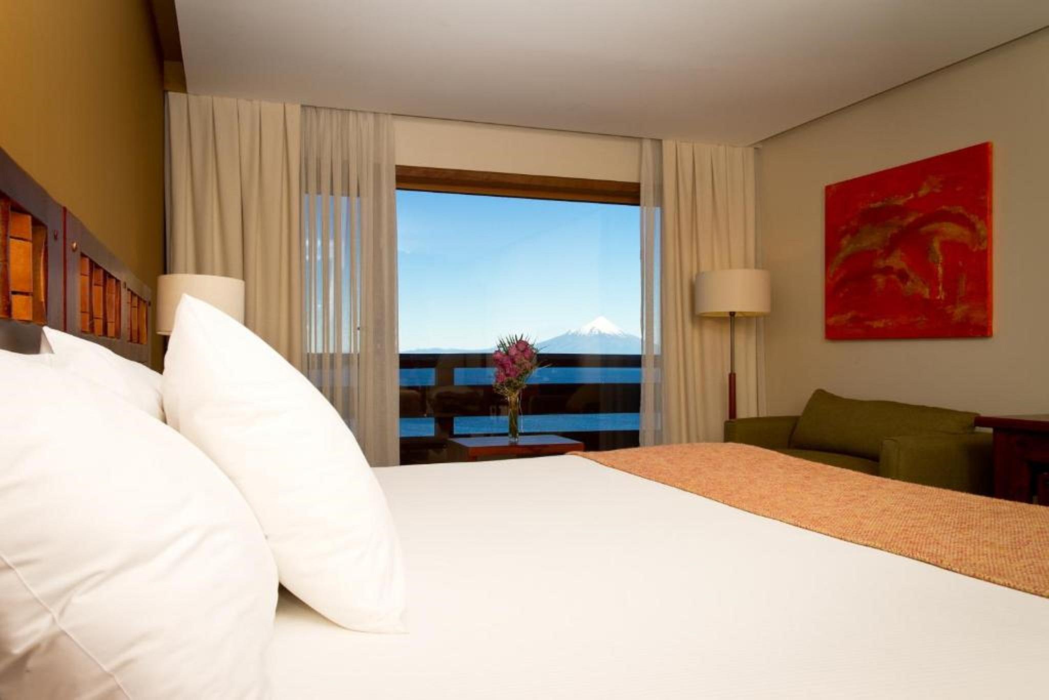 Wyndham Puerto Varas Pettra Kültér fotó A room at the hotel