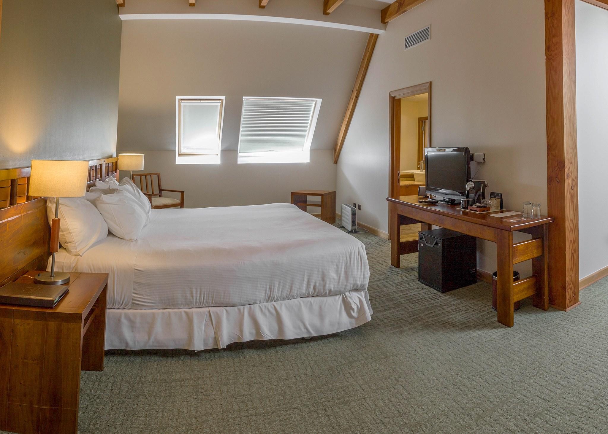 Wyndham Puerto Varas Pettra Kültér fotó A room at the Inn at the Opera