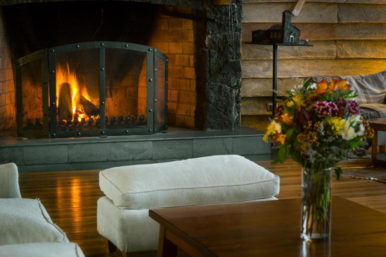 Wyndham Puerto Varas Pettra Kültér fotó The fireplace at the Lodge at Blue Hill
