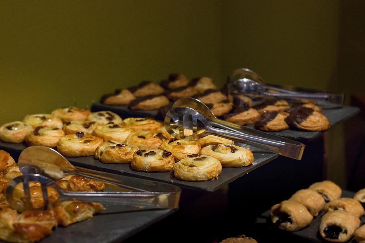 Wyndham Puerto Varas Pettra Kültér fotó A selection of Danish pastries