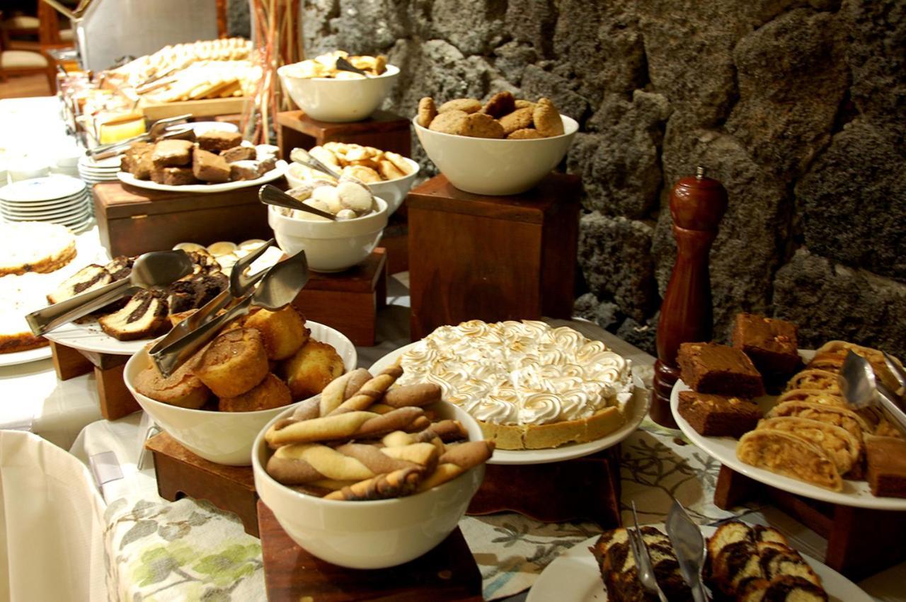 Wyndham Puerto Varas Pettra Kültér fotó A selection of desserts