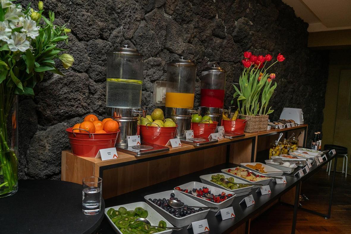 Wyndham Puerto Varas Pettra Kültér fotó A buffet at a hotel