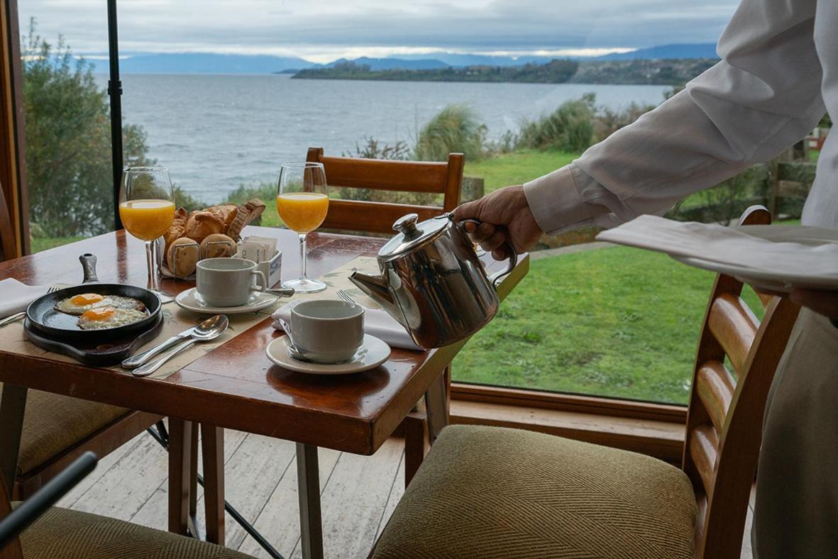 Wyndham Puerto Varas Pettra Kültér fotó A waiter serving tea at a hotel