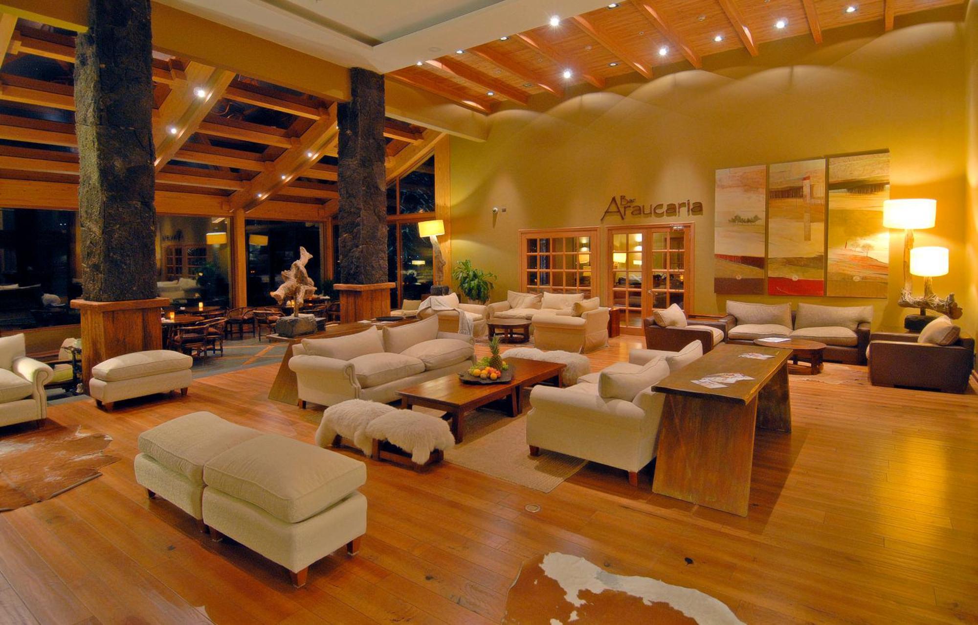 Wyndham Puerto Varas Pettra Kültér fotó The lobby of the hotel