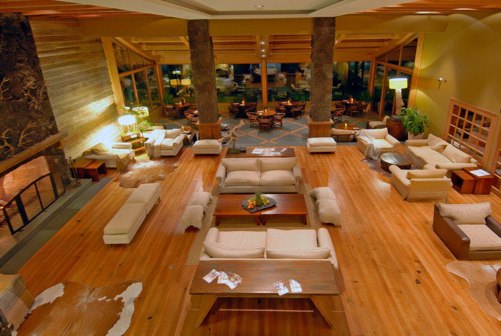 Wyndham Puerto Varas Pettra Kültér fotó The lobby at the Four Seasons Resort