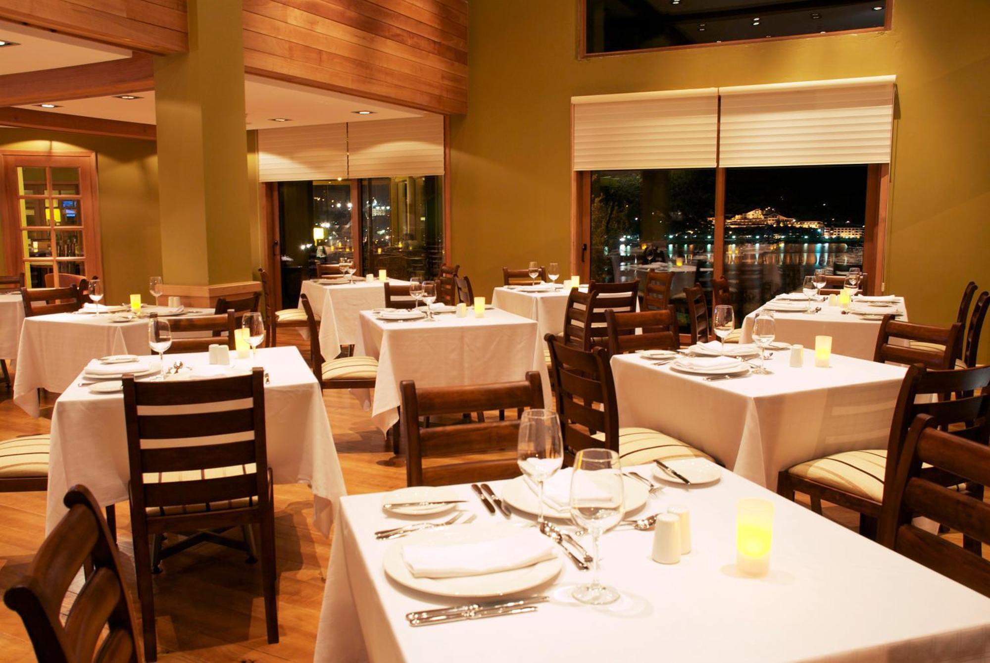 Wyndham Puerto Varas Pettra Kültér fotó Interior of the restaurant