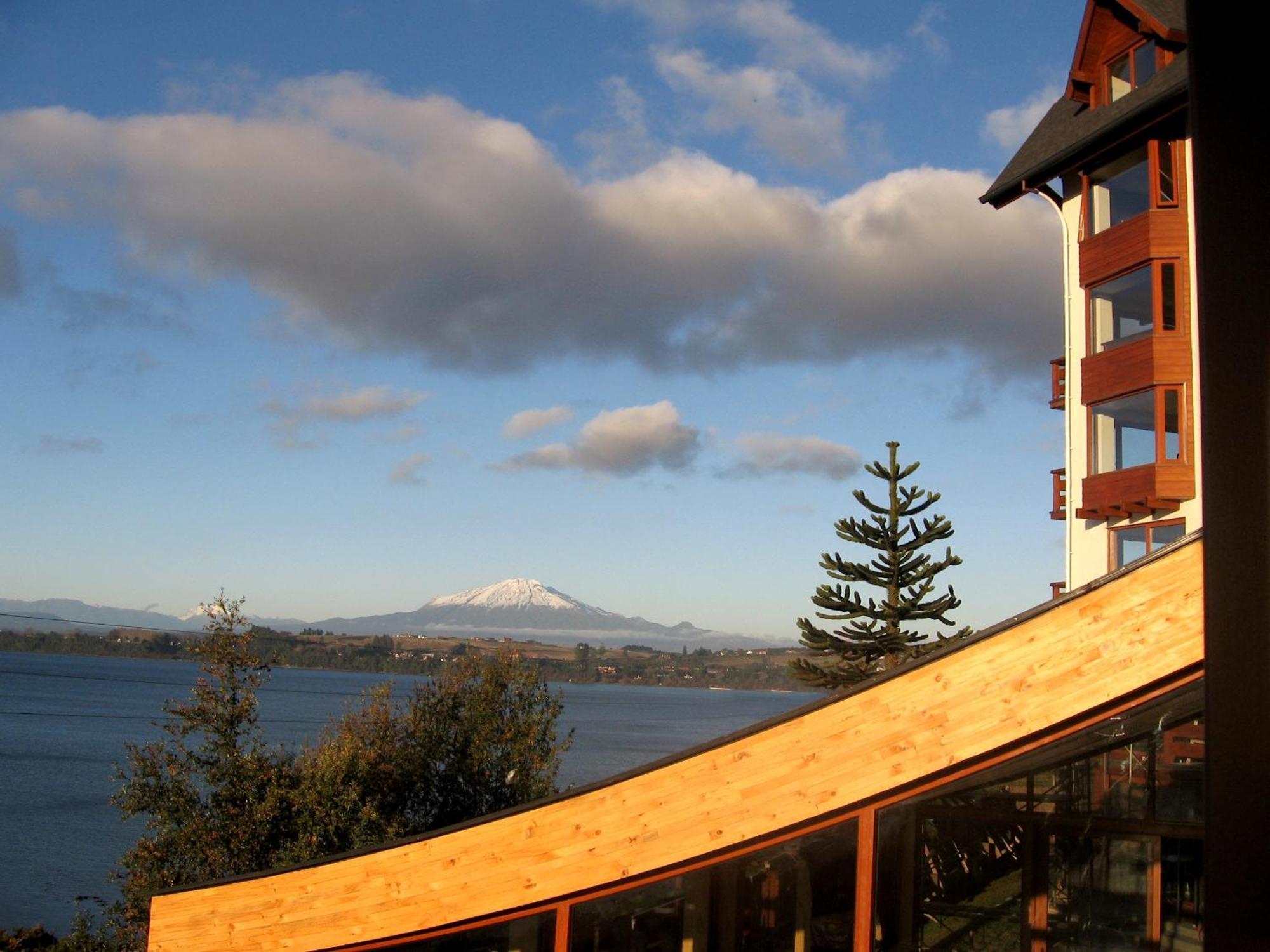 Wyndham Puerto Varas Pettra Kültér fotó View of Mount Rainier from the home of a resident of the community