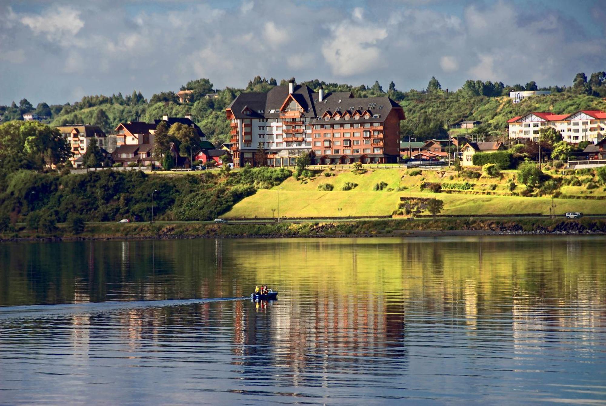 Wyndham Puerto Varas Pettra Kültér fotó View of the village