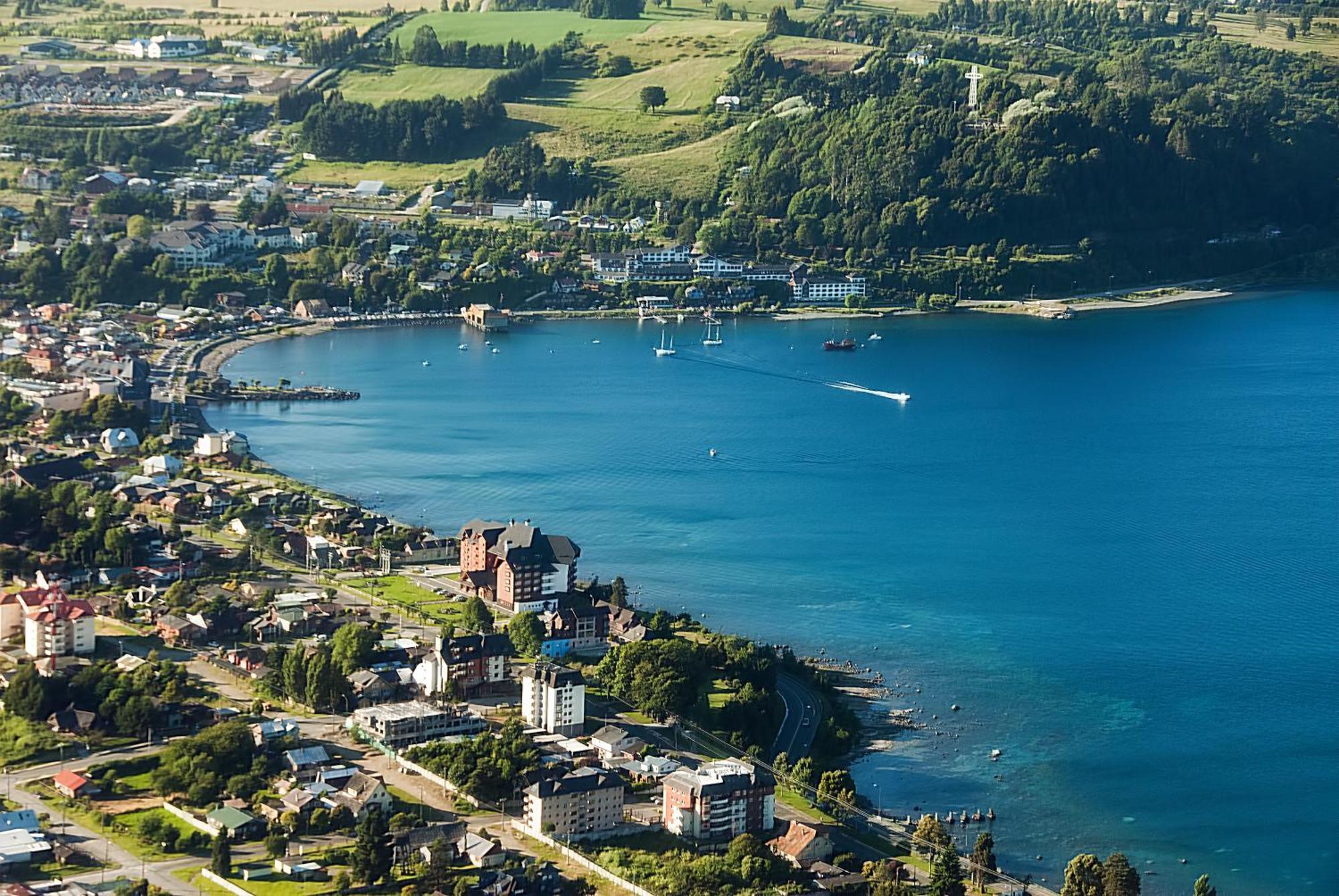 Wyndham Puerto Varas Pettra Kültér fotó Aerial view of the town