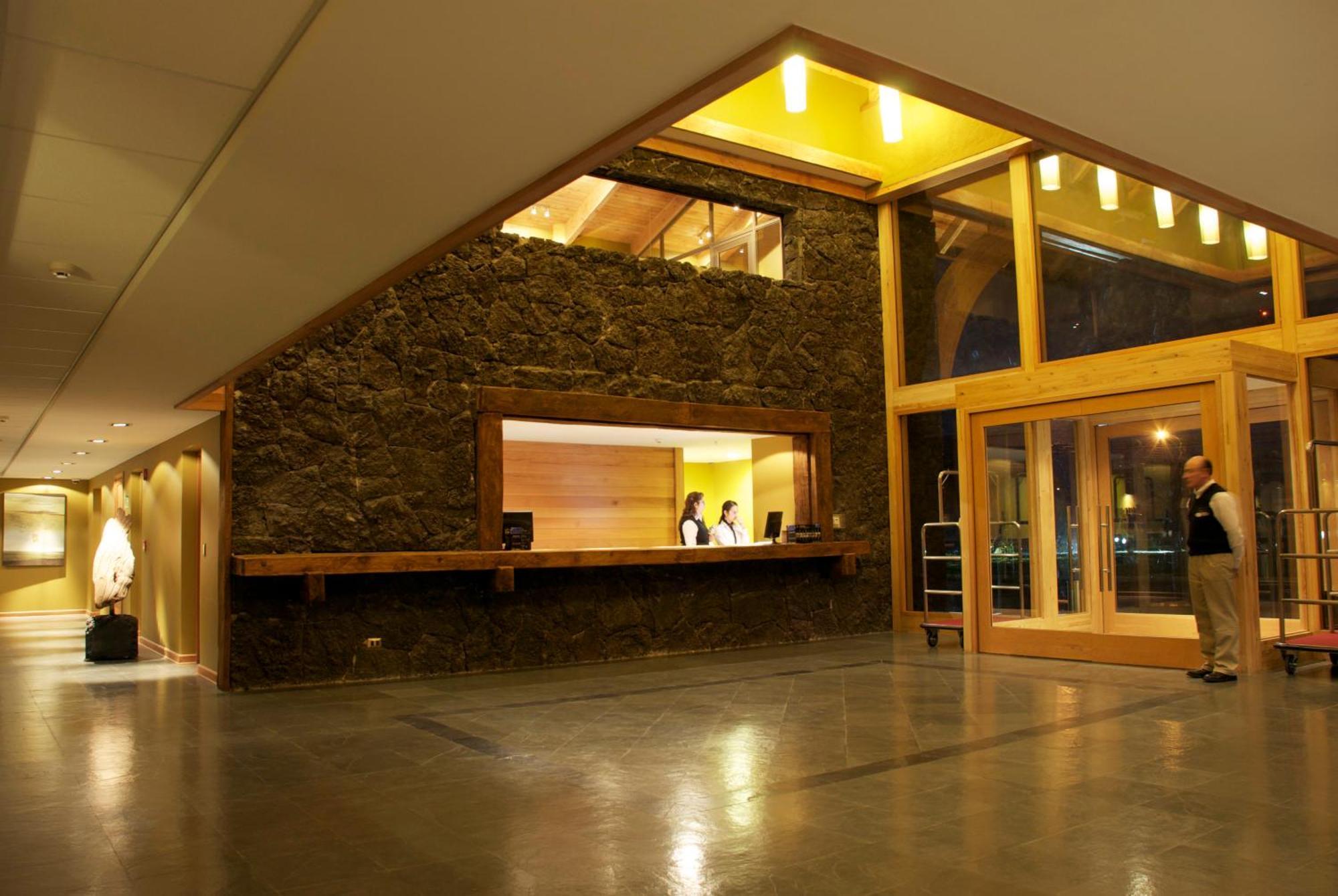 Wyndham Puerto Varas Pettra Kültér fotó The lobby of the hotel