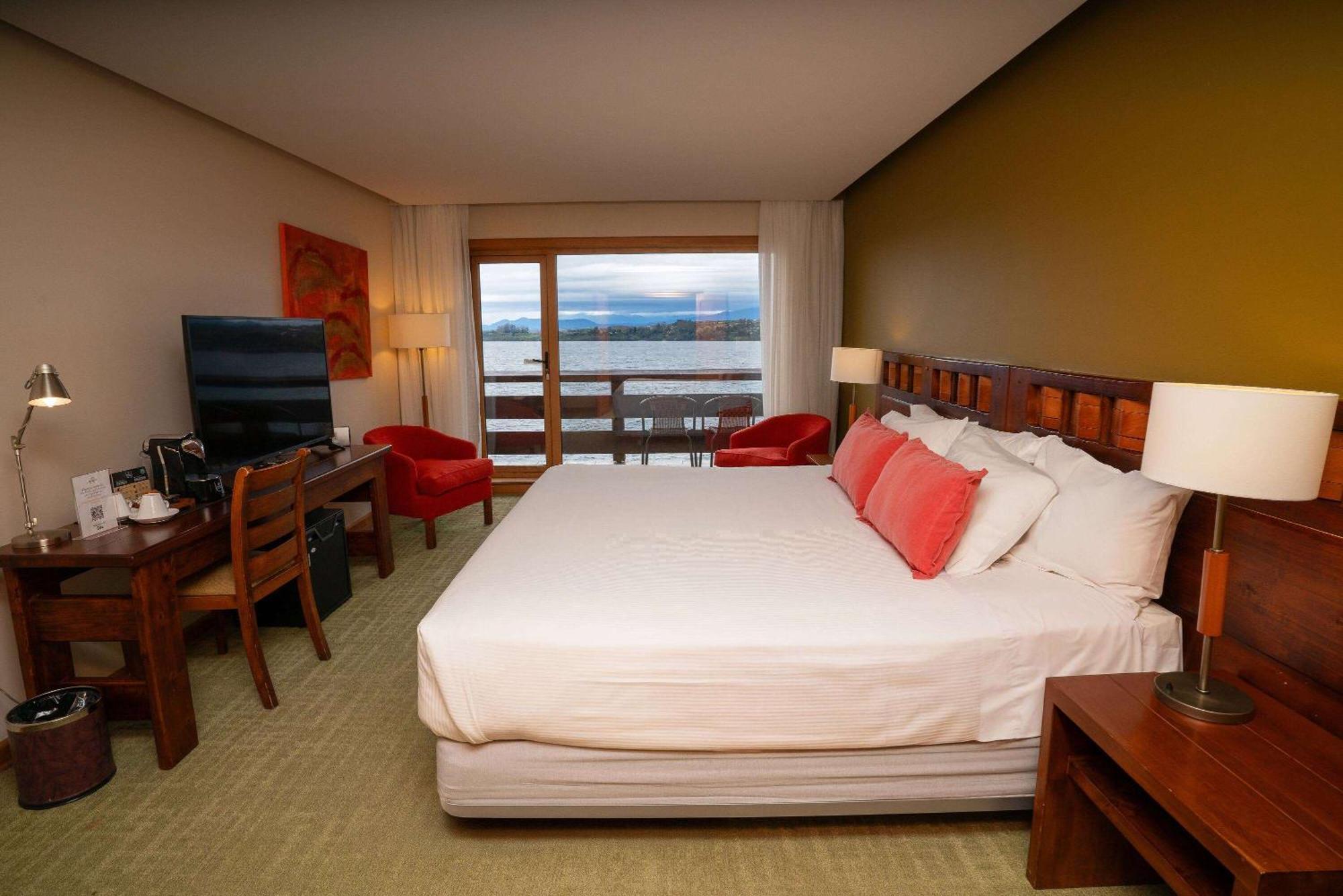 Wyndham Puerto Varas Pettra Kültér fotó A room at the hotel