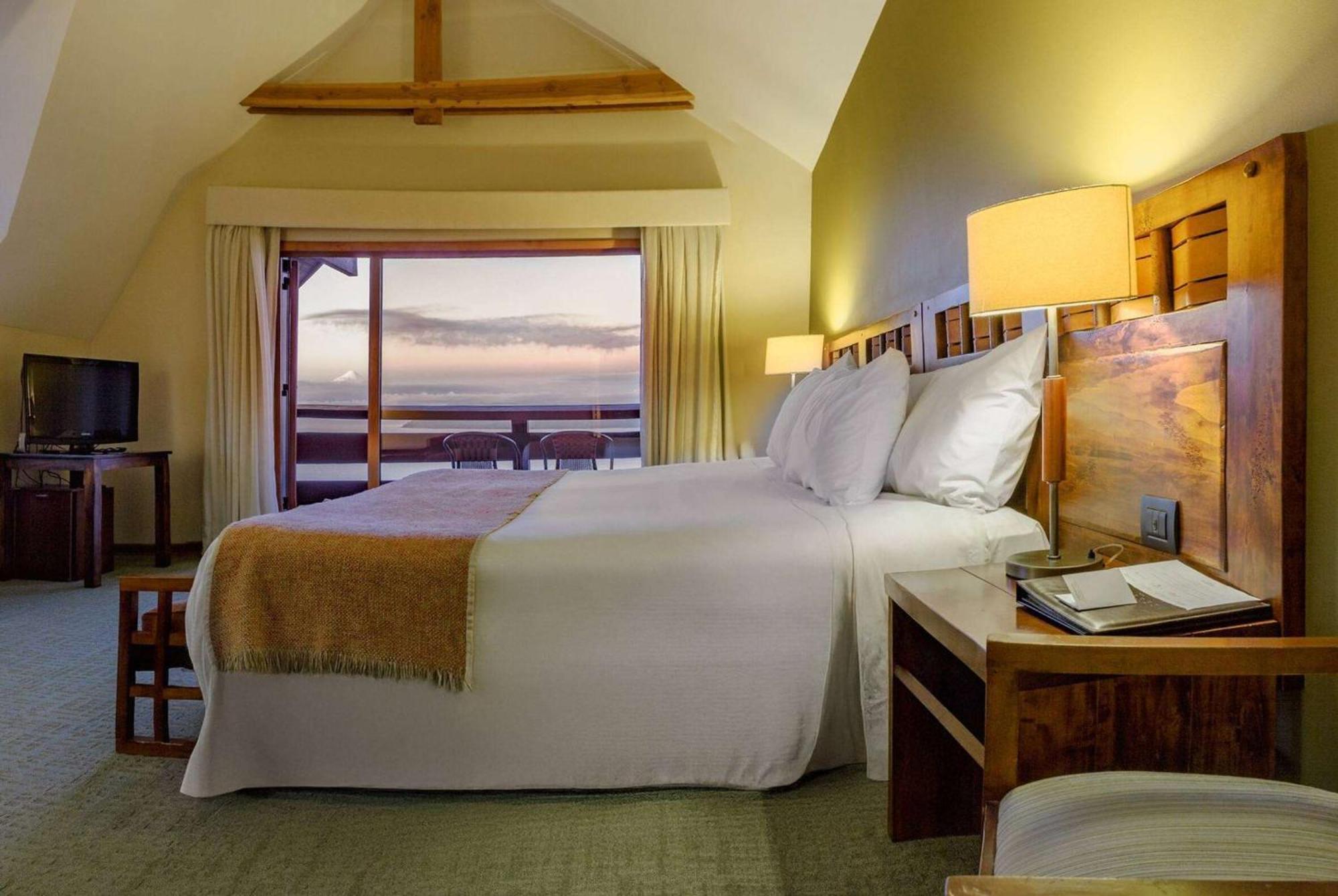 Wyndham Puerto Varas Pettra Kültér fotó A bedroom at the lodge