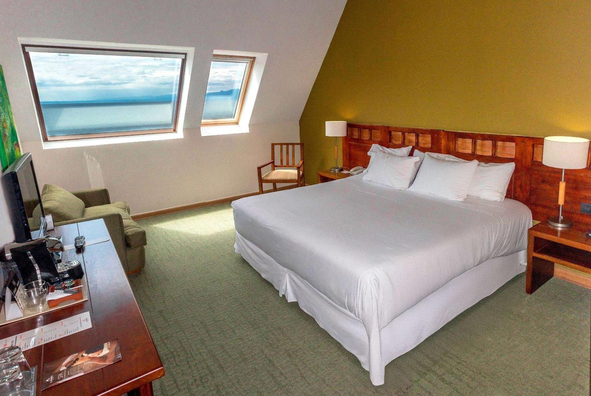 Wyndham Puerto Varas Pettra Kültér fotó A room at the Hotel El Emporio