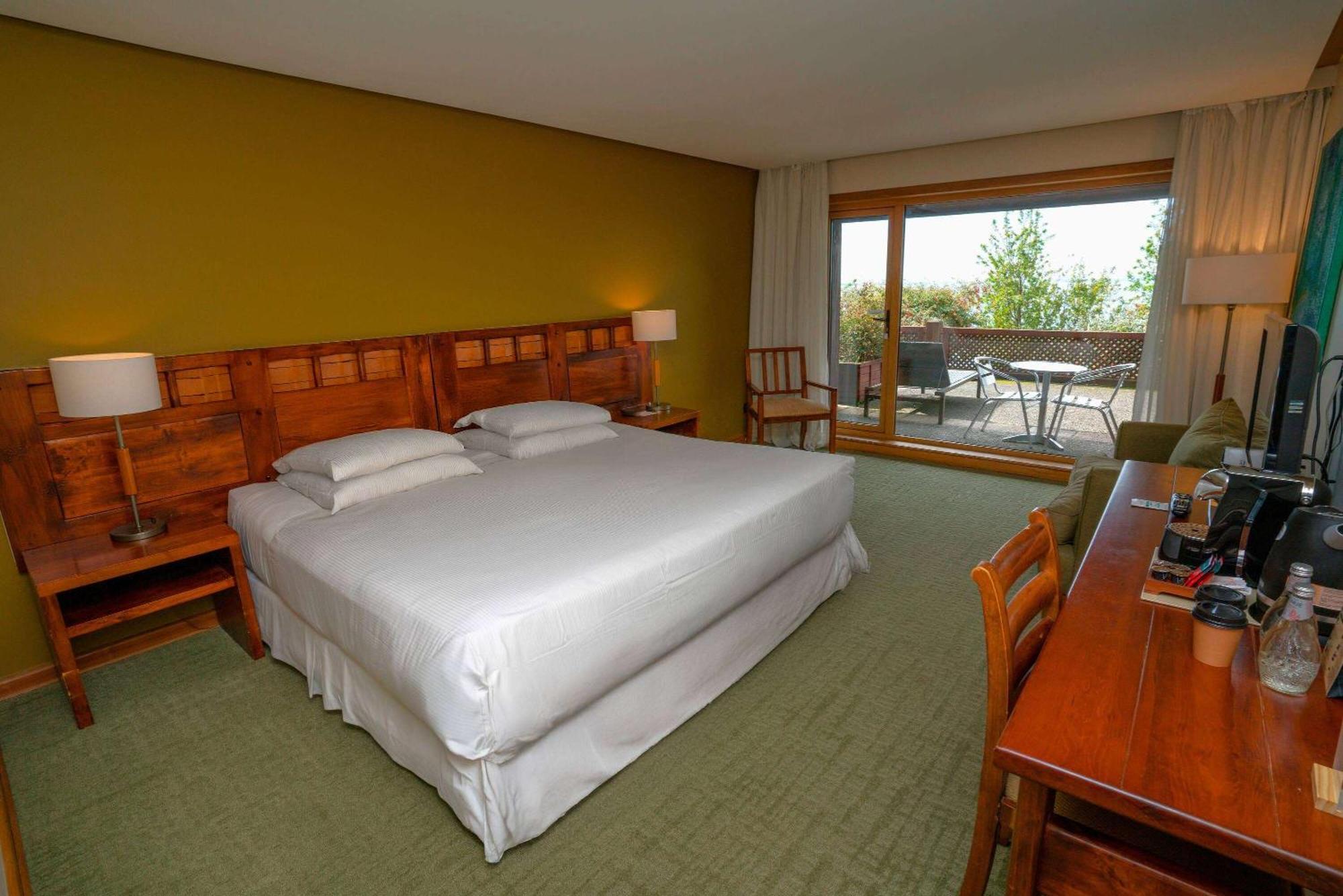 Wyndham Puerto Varas Pettra Kültér fotó A room at the hotel