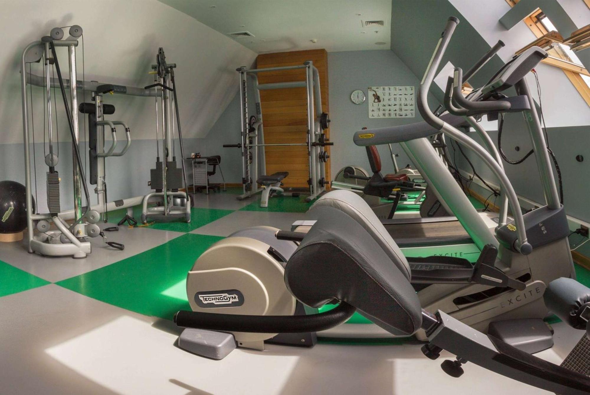 Wyndham Puerto Varas Pettra Kültér fotó A gym in the UK