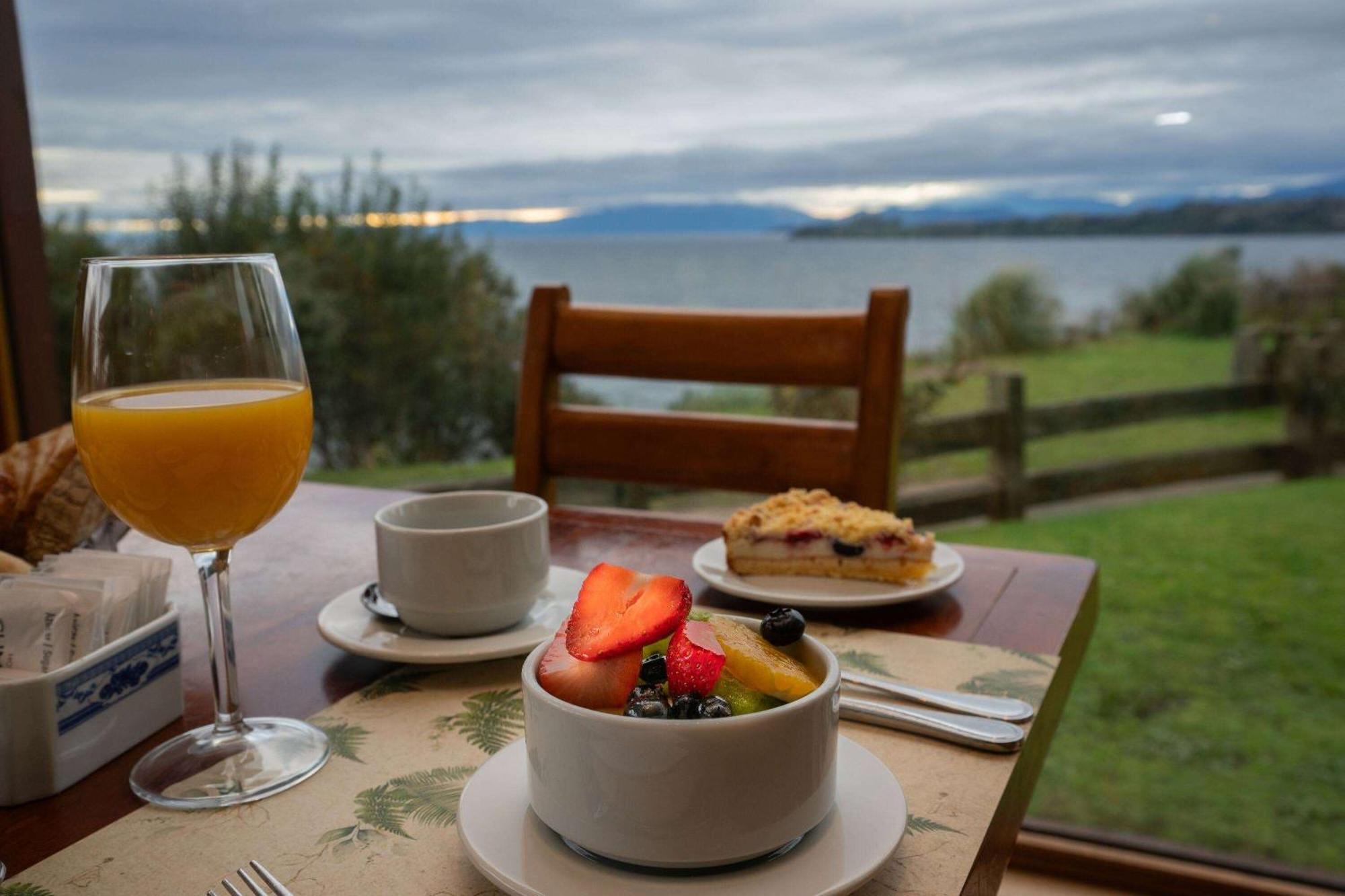 Wyndham Puerto Varas Pettra Kültér fotó Breakfast at the Lake House