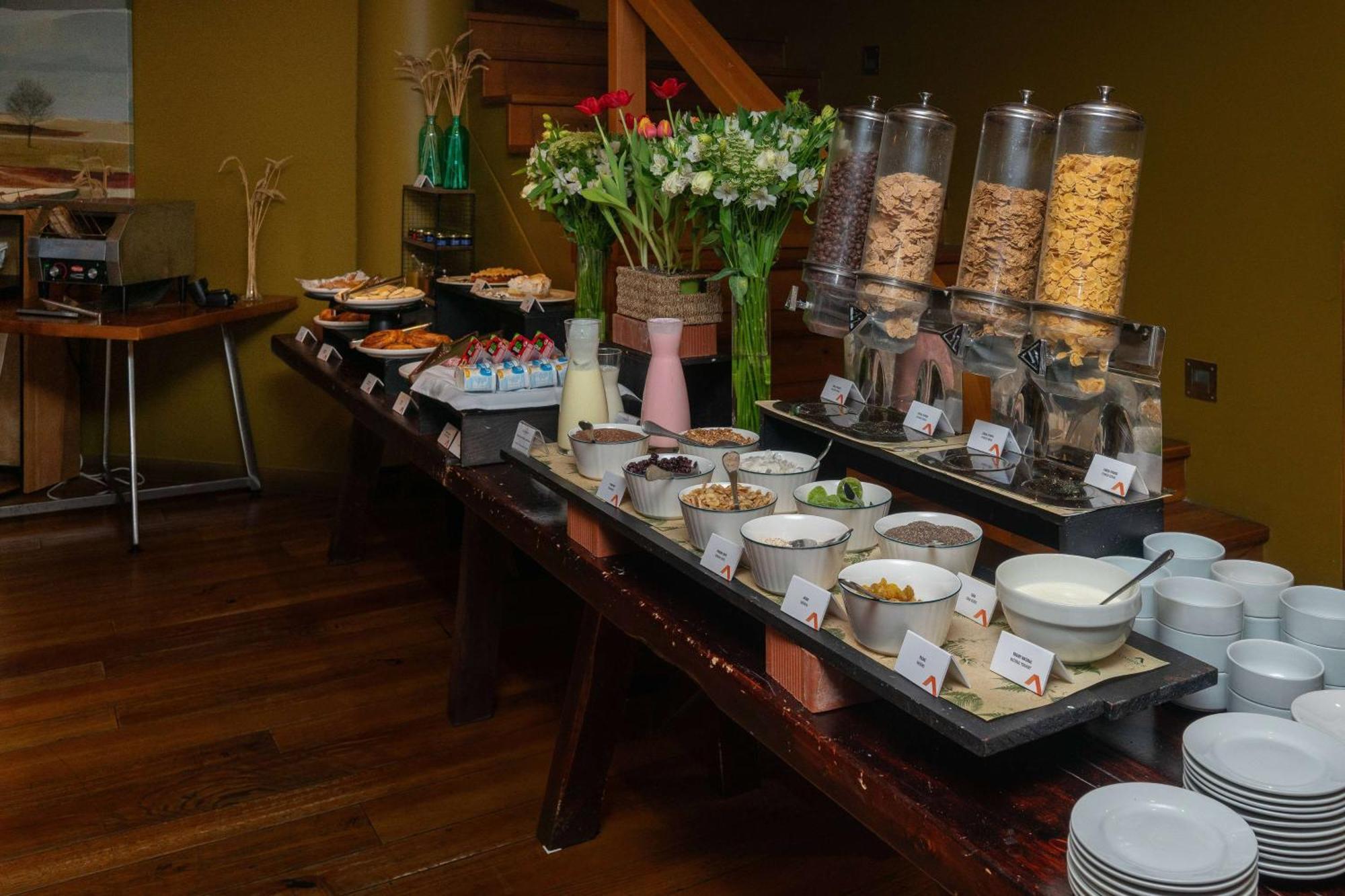 Wyndham Puerto Varas Pettra Kültér fotó A breakfast buffet