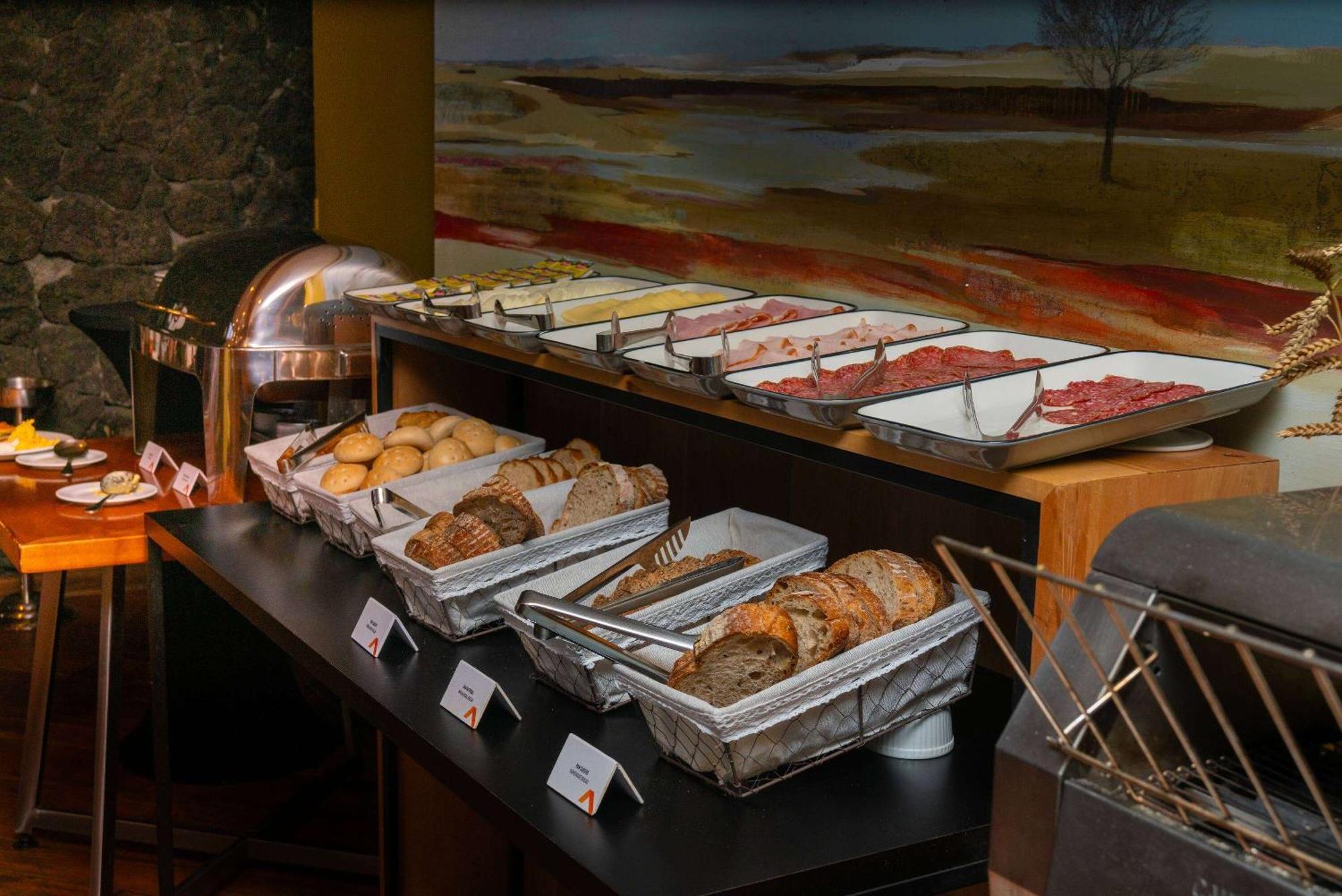 Wyndham Puerto Varas Pettra Kültér fotó A buffet at a hotel