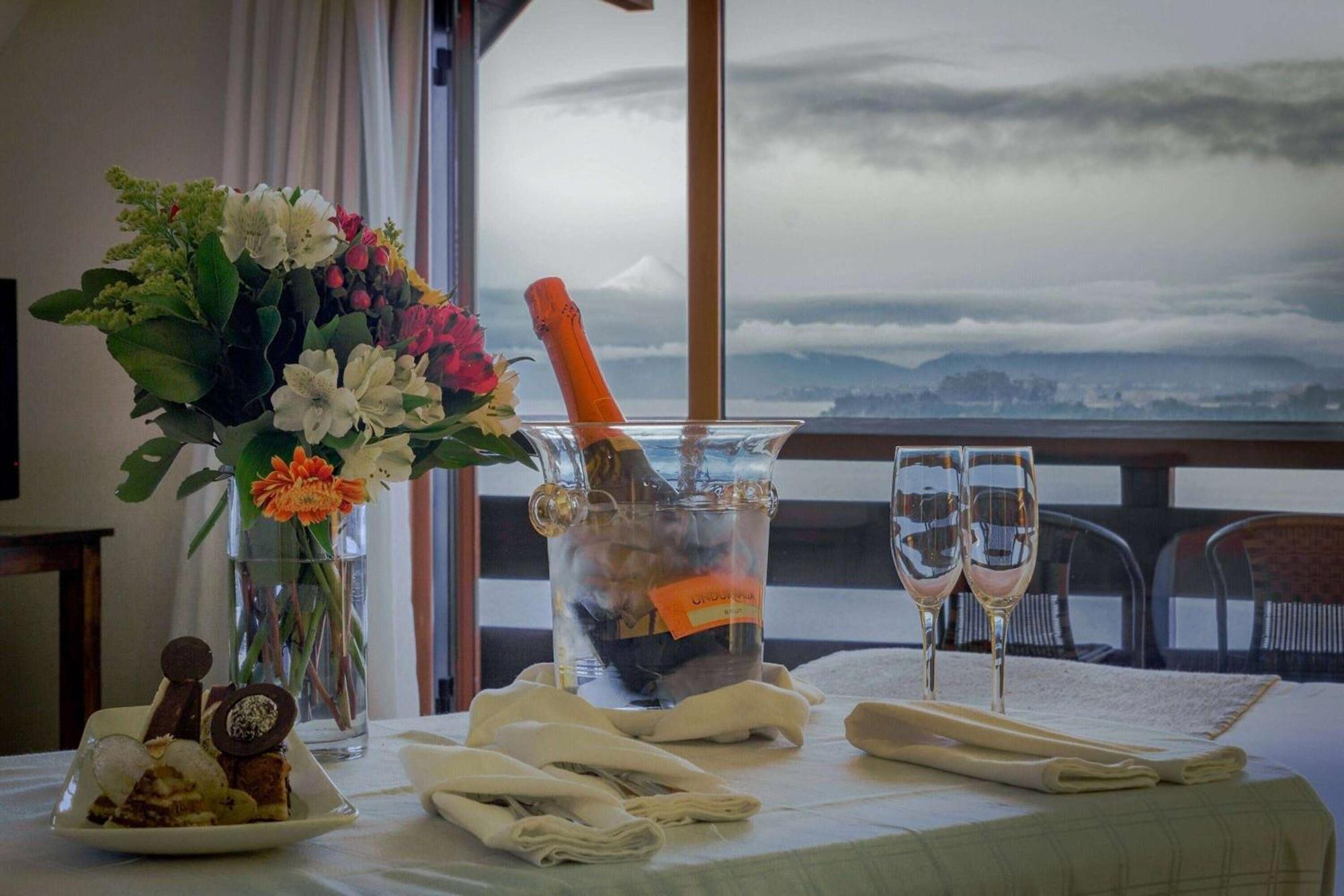 Wyndham Puerto Varas Pettra Kültér fotó A bottle of champagne in a cooler