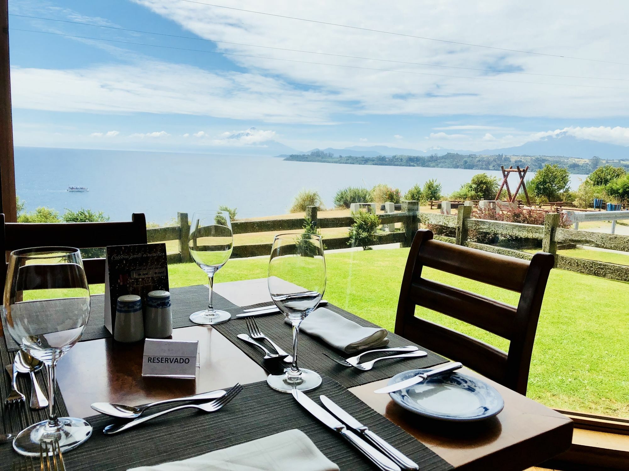 Wyndham Puerto Varas Pettra Kültér fotó Restaurant in the hotel